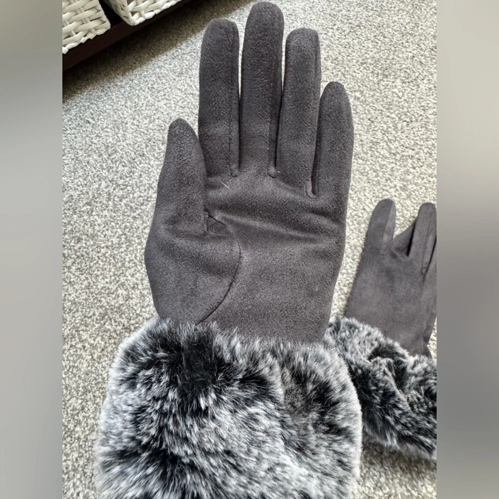 NWOT Faux-Suede Gloves w Dark Gray Faux-Fur Trim Polyester Spandex One Size